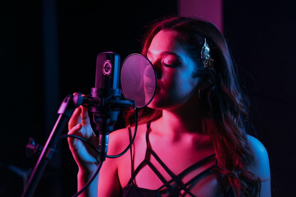 Virtuelle Künstler und AI-generierte Stimmen "unterwandern" die Musikbranche