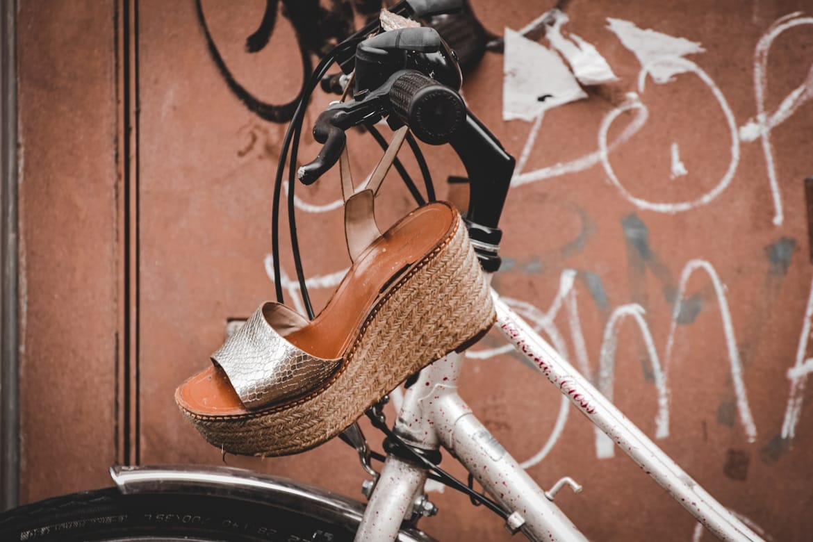 2010er-Trend neu aufgelegt: Keil-Sandalen feiern ihr Revival
