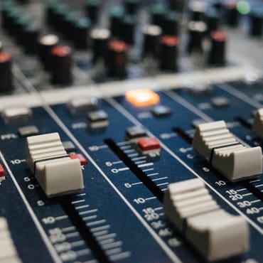So erlebst du Webradio neu mit dem Virtual Radio DJ von RadioMonster.FM