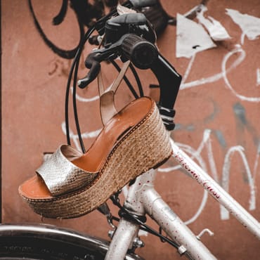 2010er-Trend neu aufgelegt: Keil-Sandalen feiern ihr Revival