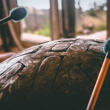 Log-Drum-Fieber: Wie Amapiano von Südafrikas Townships in die weltweiten Radiocharts pumpt