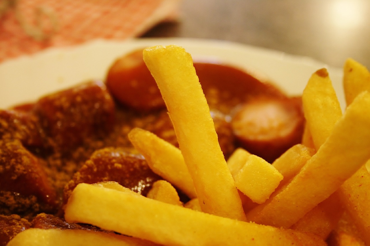 Imbiss Berlin Currywurst Pommes